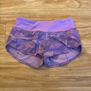 lululemon low rise 2.5 pink camo speed up shorts size 2
